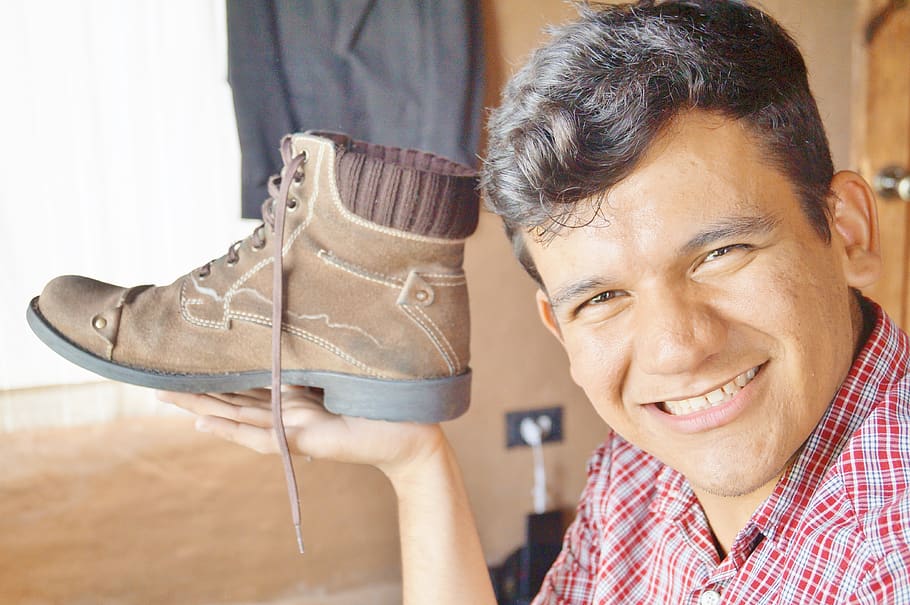 posing, smiling, sunny, light, dazzled, boot, coffee, man, latino HD wallpaper
