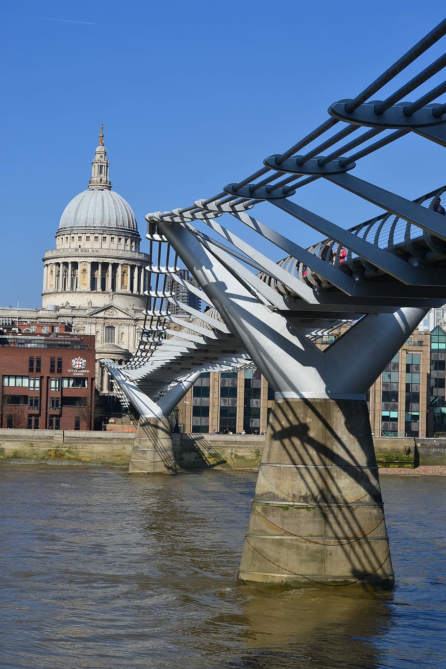 London river vs. Лондон мост Миллениум Архитектор. London River 2020. Мост Миллениум Лондон Эстетика. Архитектура Великобритании мост.