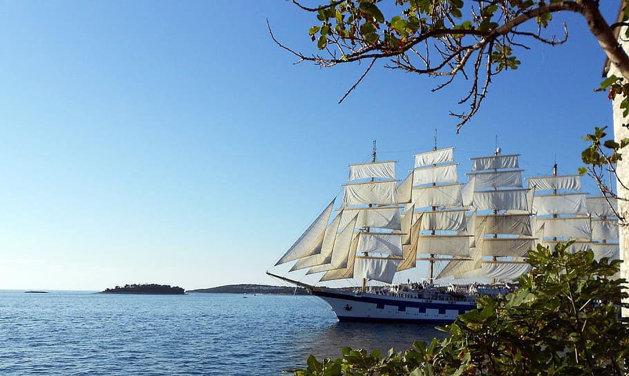 white and black boat on blue body of water under blue sky, sailing HD wallpaper