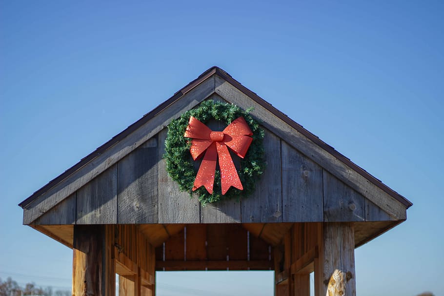 photo of red and green ribbon wreath, wreath on canopy, bow, hut HD wallpaper