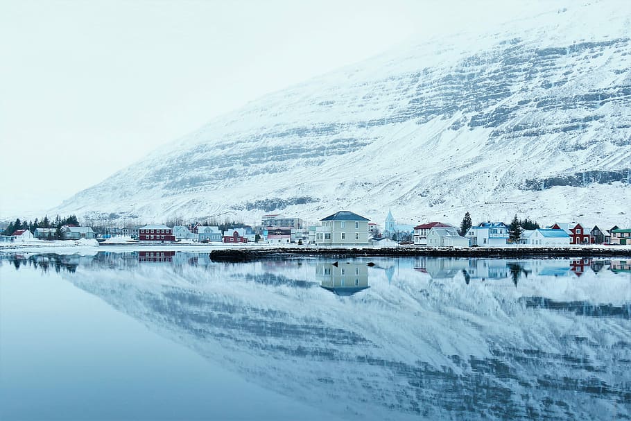 houses near body of water, house near body of water and mountain HD wallpaper