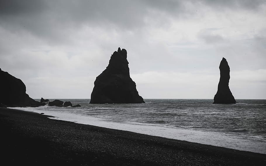 grayscale photography of rock formations on shore during daytime, grayscale photography of beach HD wallpaper