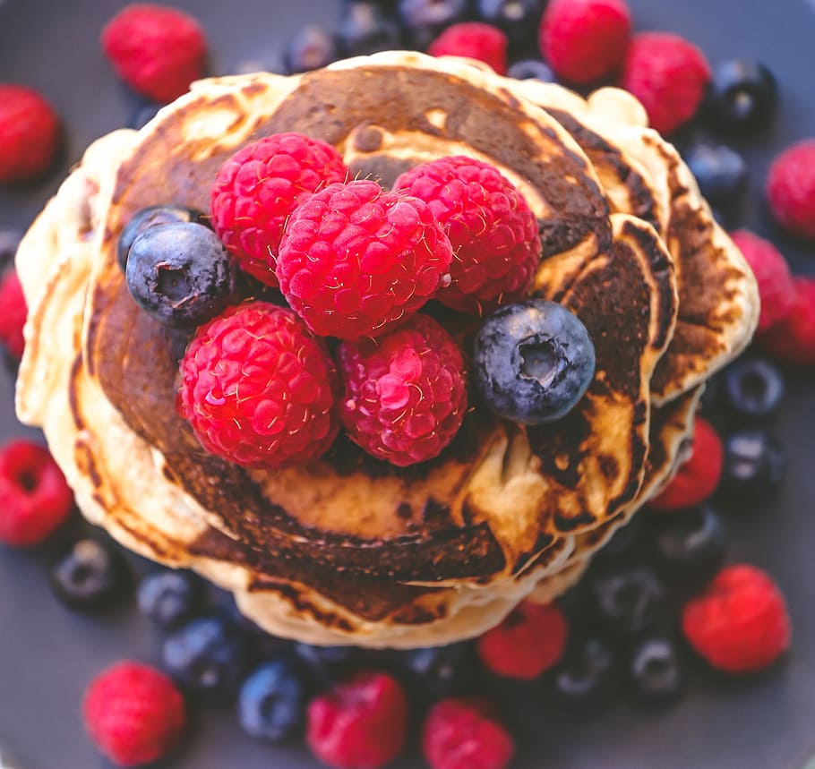 brown pie with red and blue berries, pancake with raspberry and blueberries HD wallpaper