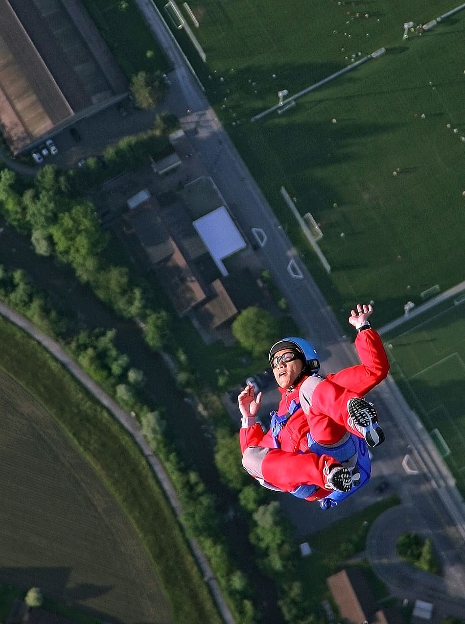 woman on flip position sky diving, shallow focus photography of person doing flip in mid air HD wallpaper