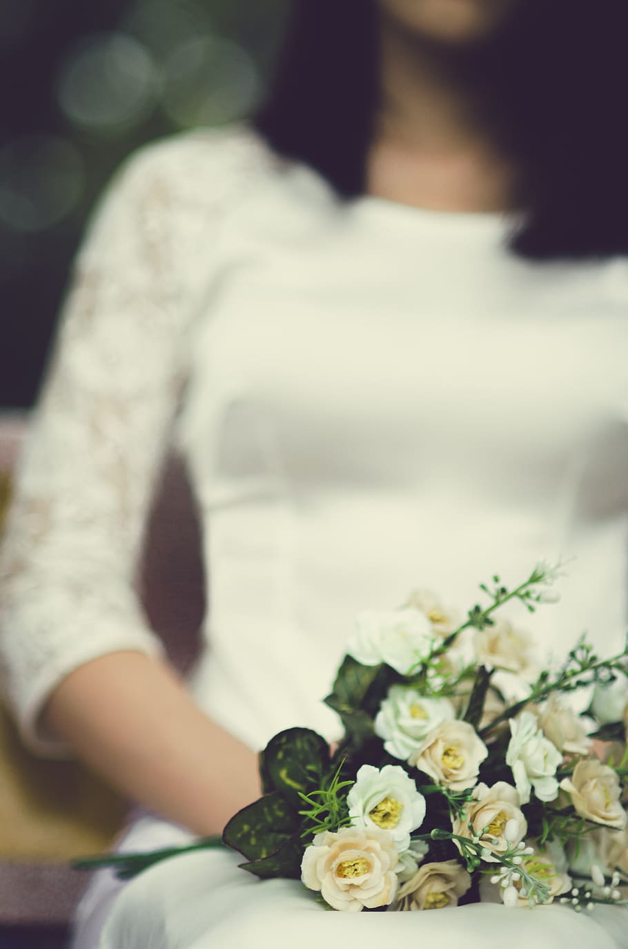 bouquet of white flowers on lap of a woman, bride, bouquet of flowers, HD wallpaper