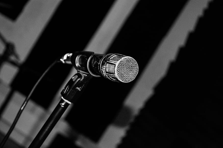microphone with stand, black and gray corded microphone with stand in grayscale photography, HD wallpaper
