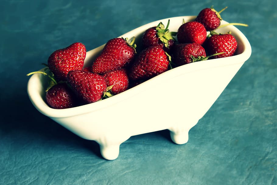 strawberries on white bowl, strawberry, fruit, spa, splash HD wallpaper