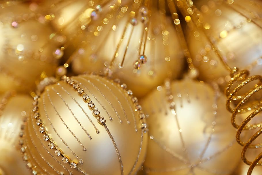 shallow focus photography of gold-colored bauble, background HD wallpaper