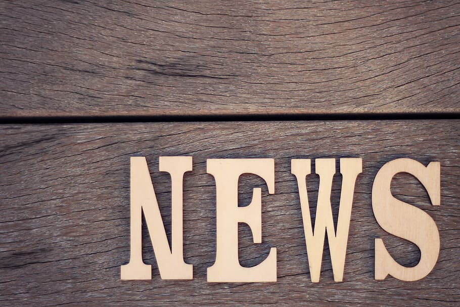 News free standing letter on brown wooden farm board, wood - Material HD wallpaper