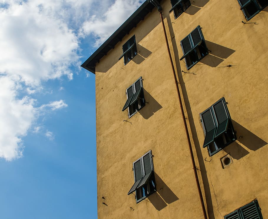 beige concrete building, worm's-eye view photography of brown house under cloudy sky HD wallpaper