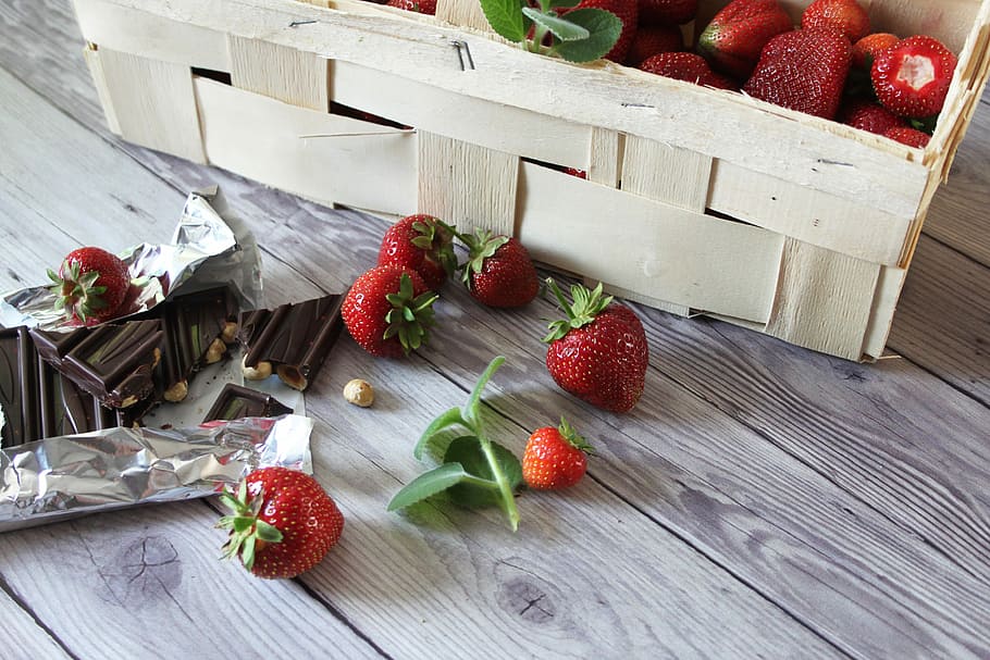 strawberries, chocolate, kobiałka, dessert, fruit, bar of chocolate HD wallpaper