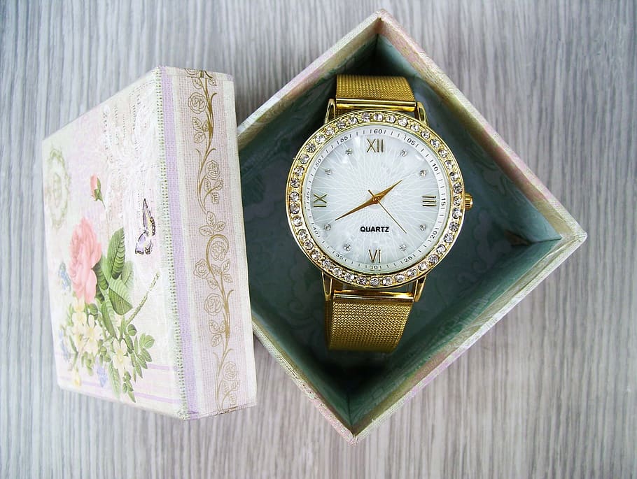 round gold-colored analog watch with link bracelet, Time, Ladies