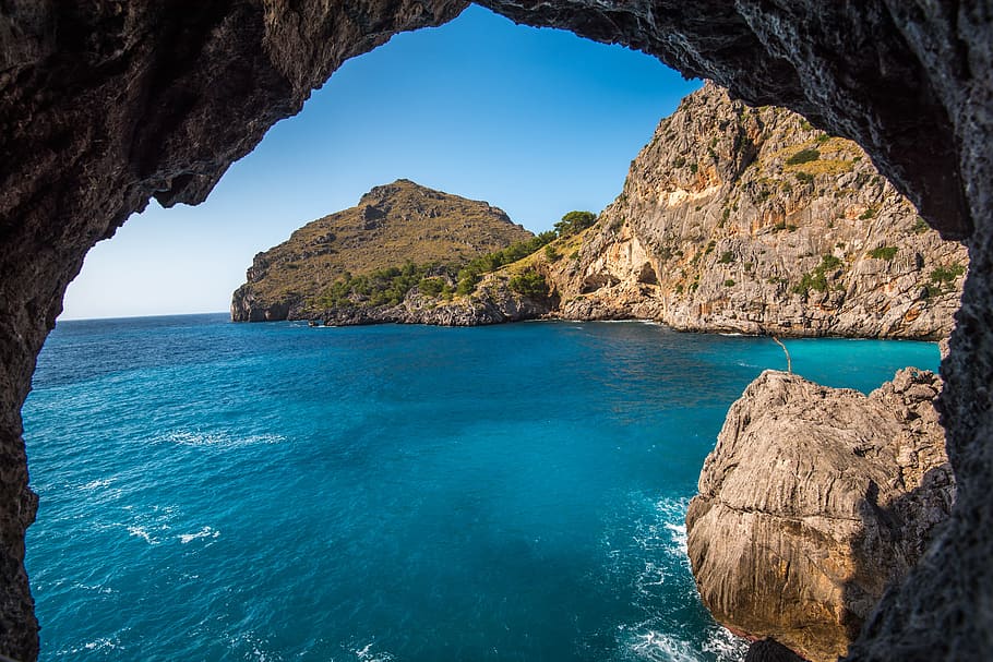 closeup photography of rock cave and blue sea, beach, water HD wallpaper