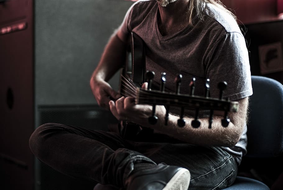 man playing guitar, close-up photo of man performing guitar, tune, HD wallpaper