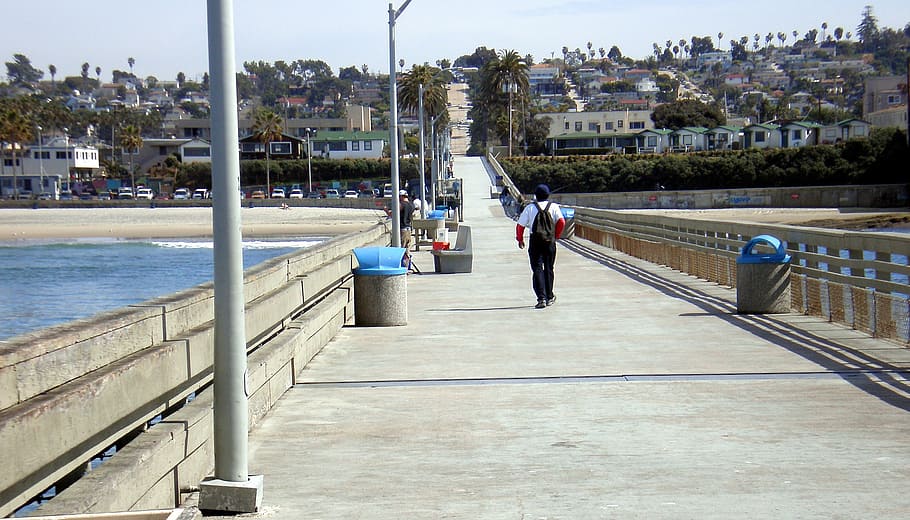 pier, ocean, dock, skyline, building, walk, walker, lamp pole HD wallpaper