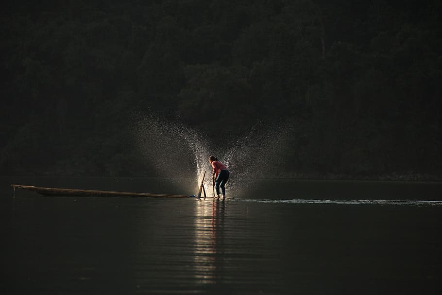 person standing on boat playing water, person standing on top of the boat HD wallpaper