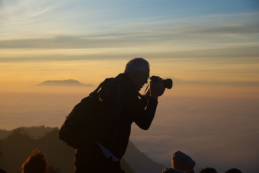 man using DSLR camera on mountain, silhoutte of man, photographer HD wallpaper