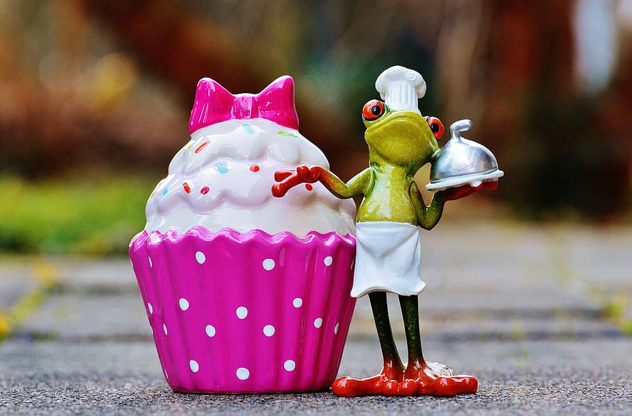 selective photo of frog beside pink cupcake, baker, cooking HD wallpaper
