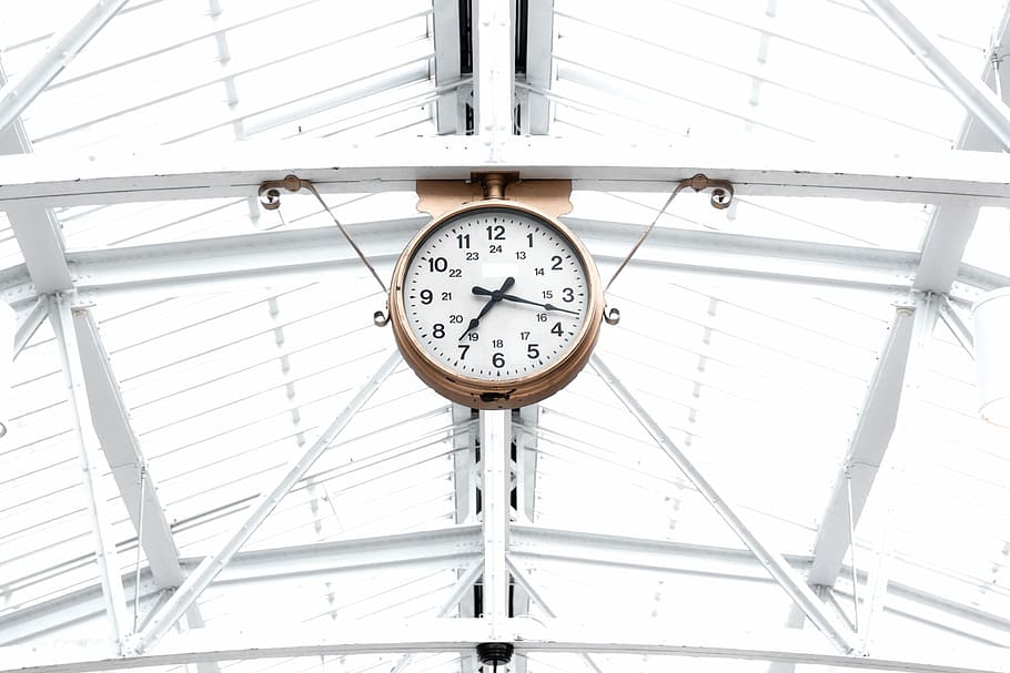 round gold and white analog clock reading at 7:10, round analog clock at 7:18 HD wallpaper