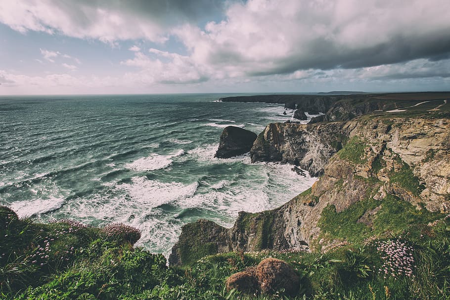 Landscape shot taken from the top the cliffs on the Cornwall, England HD wallpaper