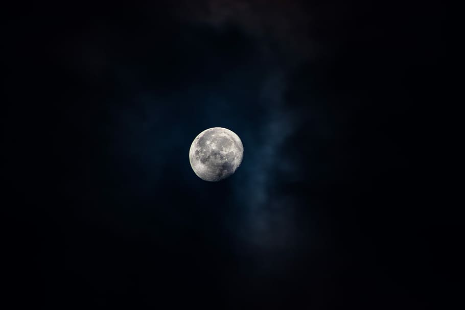 selective focus photography of full moon, selective color photograph of full moon HD wallpaper