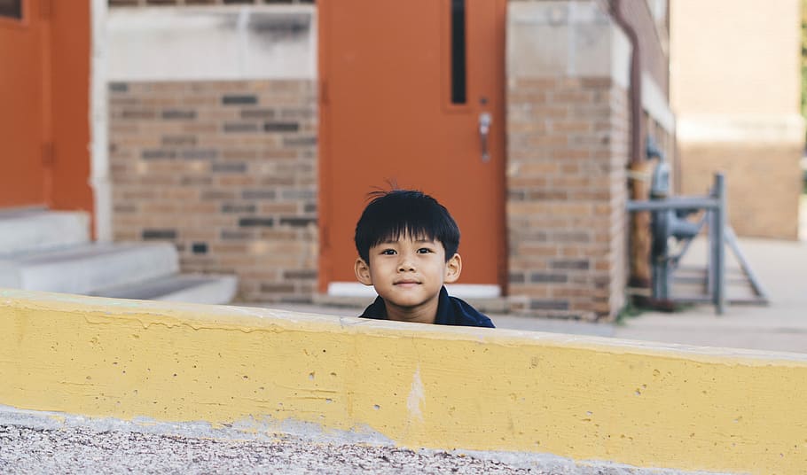 Hide and Seek, boy standing behind yellow concrete, wall, garden HD wallpaper