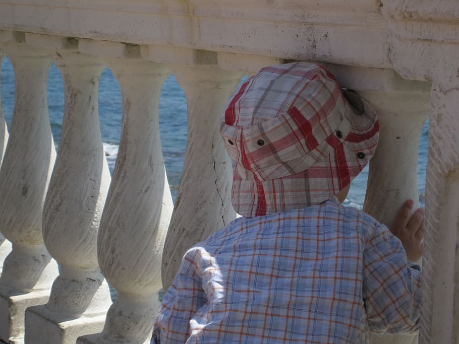 hat, sea, landscape, columns, child, real people, one person HD wallpaper