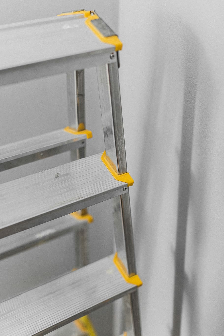 photo of ladder beside wall, closeup photo of gray A-frame ladder HD wallpaper