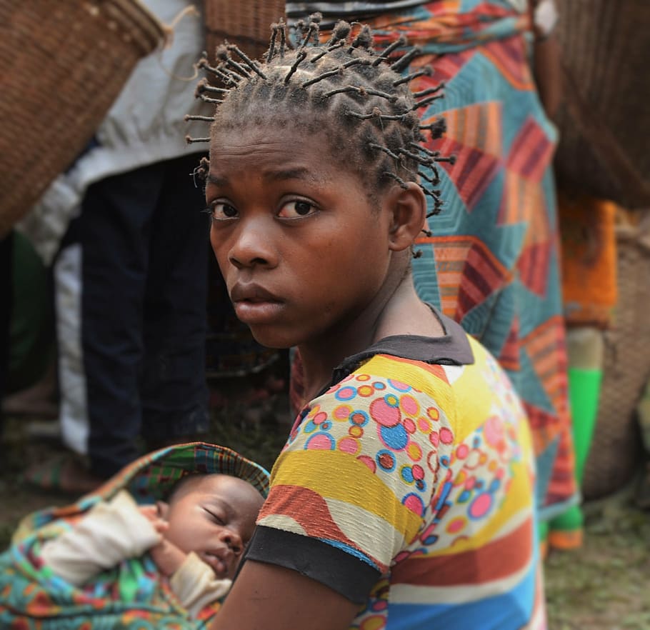 shallow focus photography of woman carrying a child, africa HD wallpaper