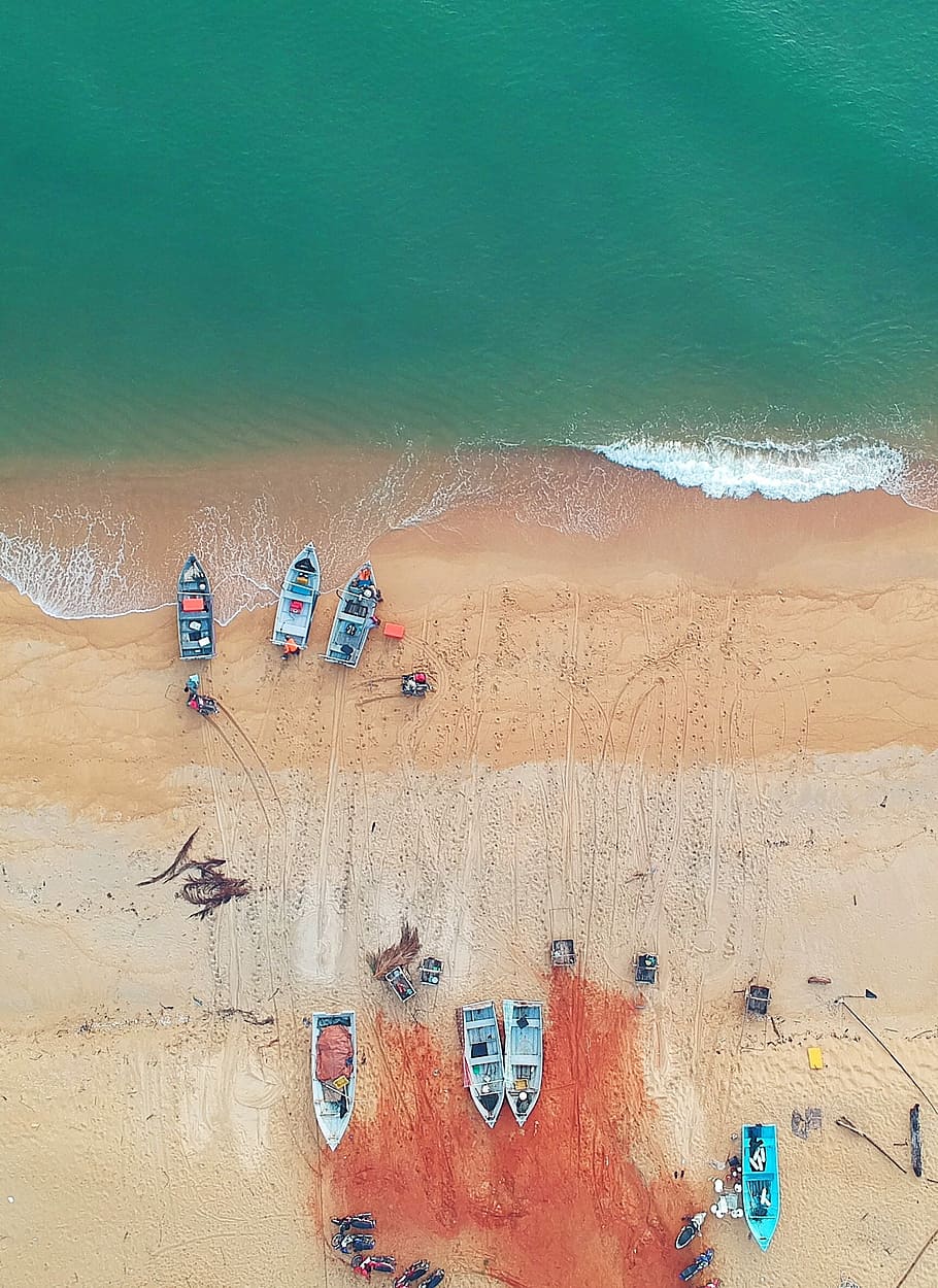 aerial photography of boat beside seashore at daytime, aerial photo of boats and people on seashore HD wallpaper