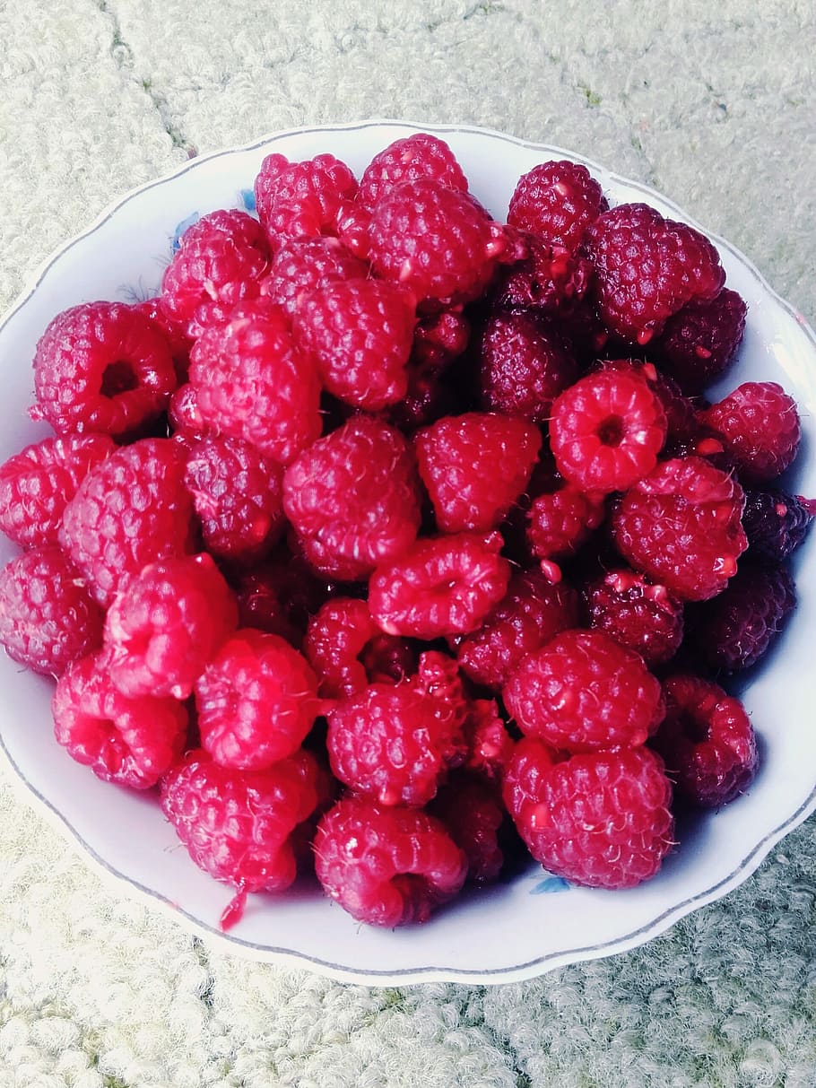 Raspberries, Fruit, Lean, Fresh, summer, ripe fruit, red, fruit garden HD wallpaper