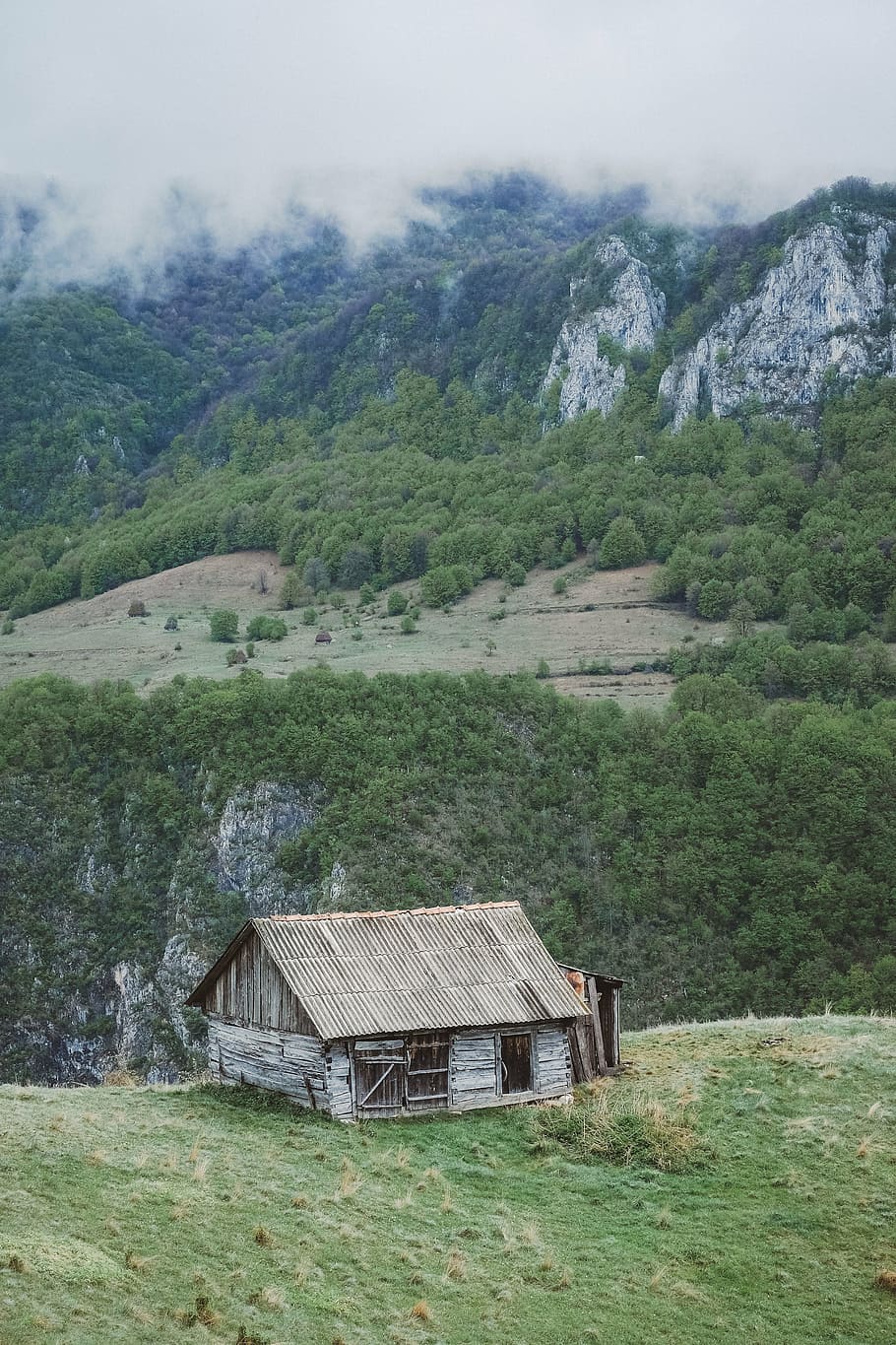 gray concrete house near cliff, mountain, highland, cloud, landscape HD wallpaper