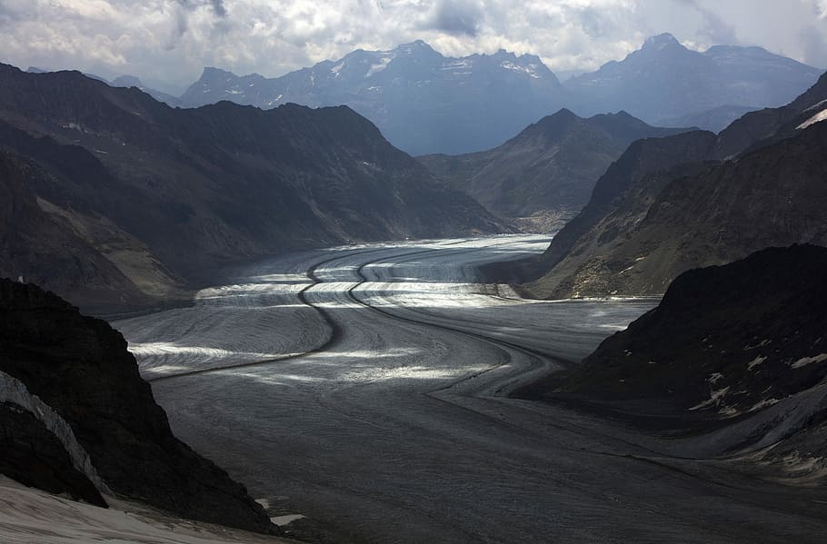gray road surrounded with mountains, brown and black mountain range HD wallpaper