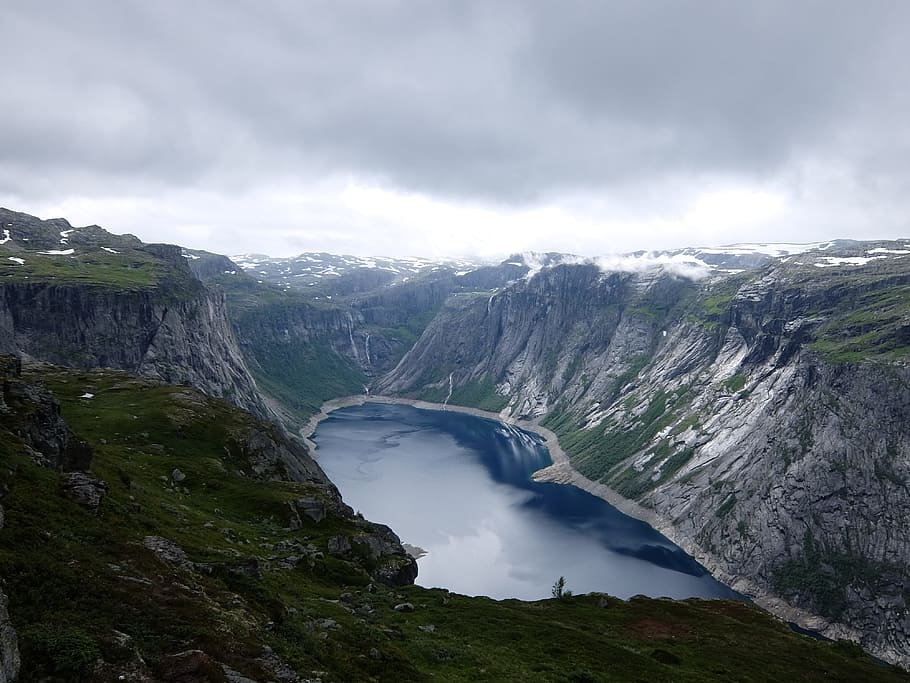 lake surround by mountains under white sky, bird's eye view of lake HD wallpaper