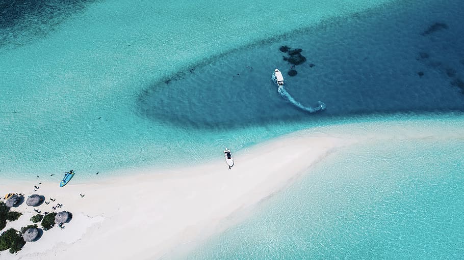 three motorized boats on sea aerial photography, white boat in middle of sea HD wallpaper