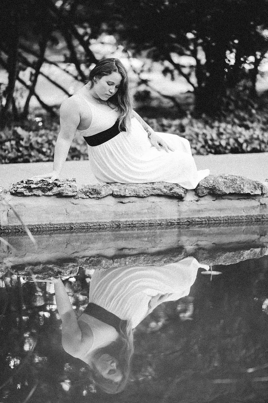 pregnant, reflection, pond, white, woman, young, pregnancy HD wallpaper
