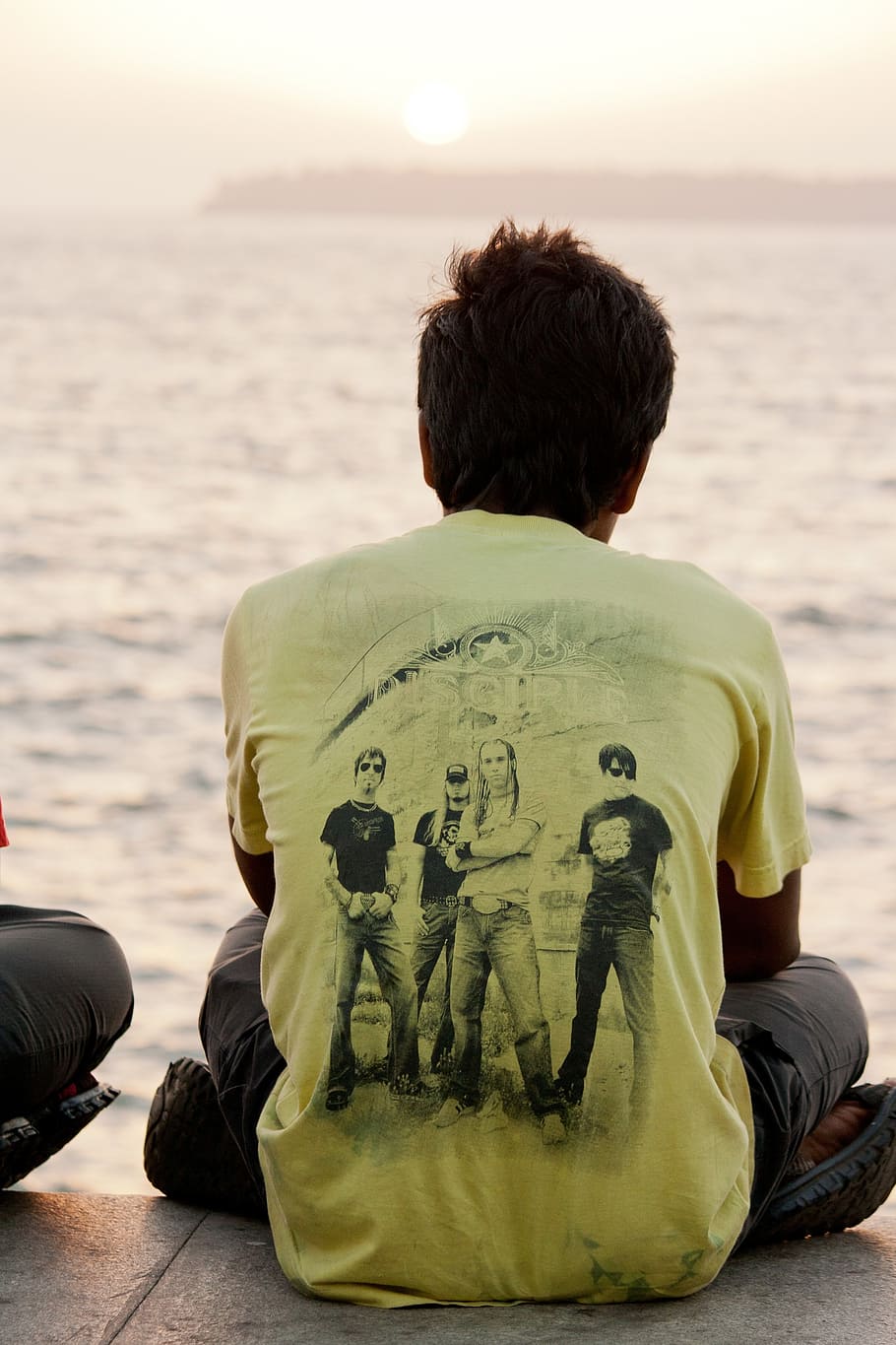 man, sitting, quietly, india, indian, sea, shore, coast, rear view HD wallpaper