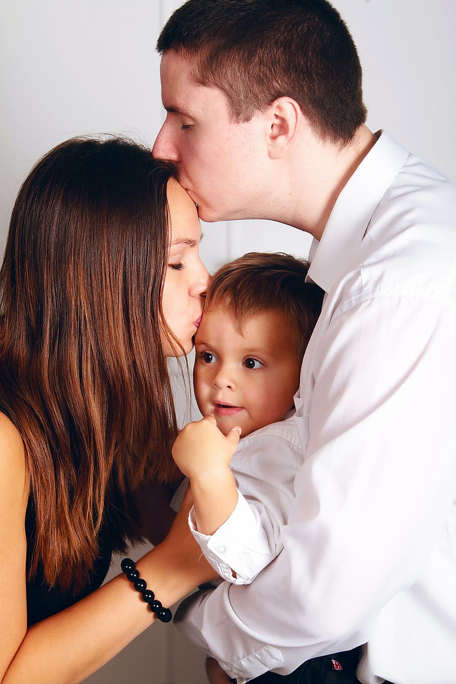 man kissing woman's forehead, family, love, kids, romance, emotions, HD wallpaper