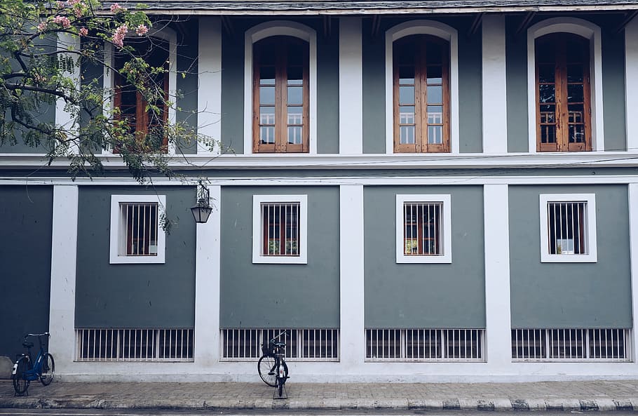bike parked in front of gray house, two bicycle in front of a two-storey house HD wallpaper