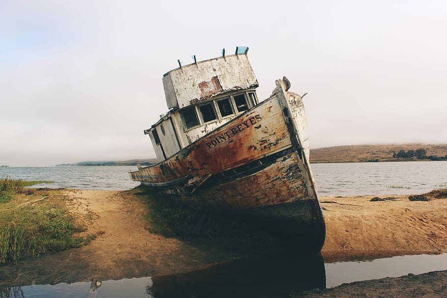 white and brown ship on seashore, white and brown boat on brown sand during daytime HD wallpaper