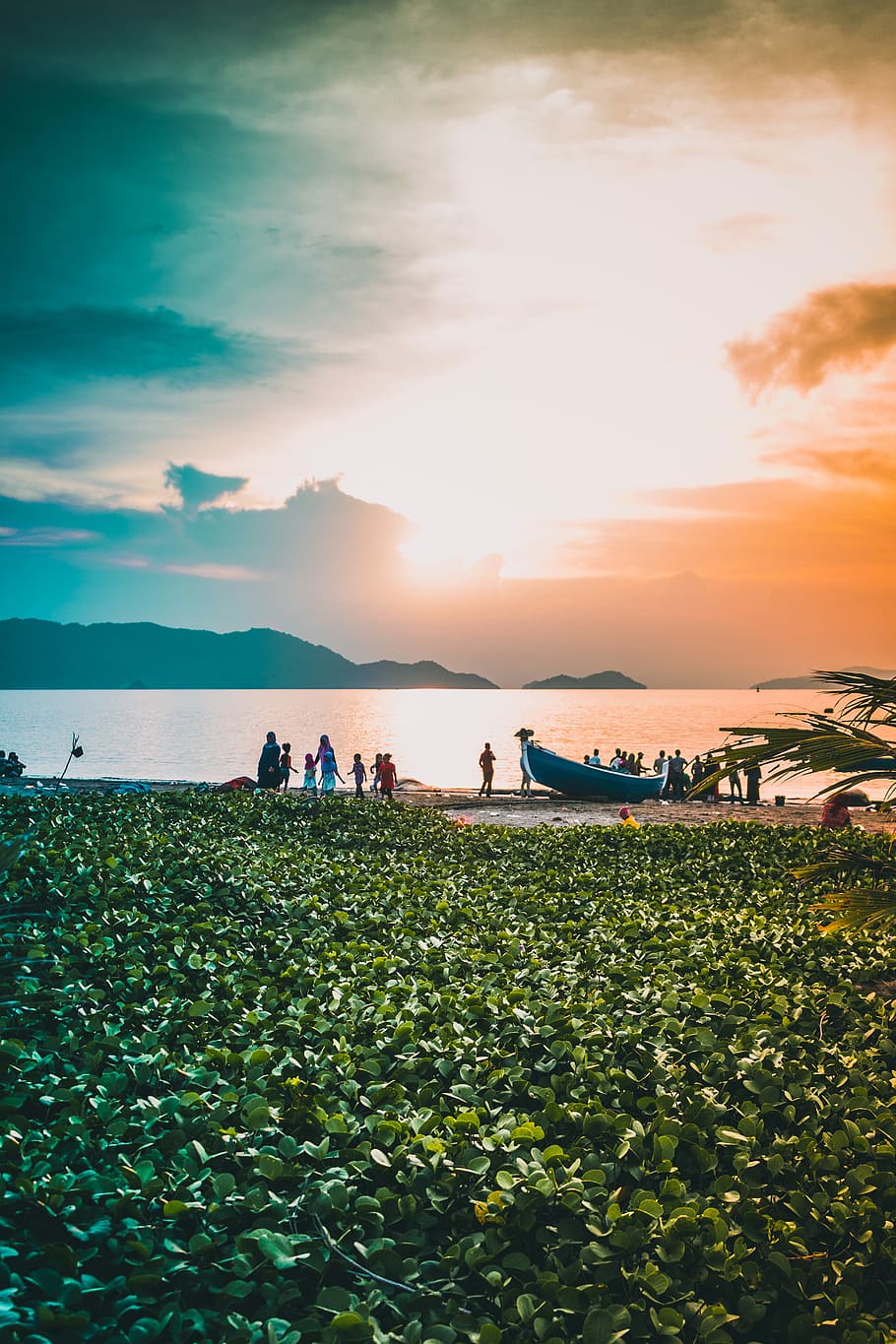 people in the beach near blue canoe at sunset, untitled, sea HD wallpaper