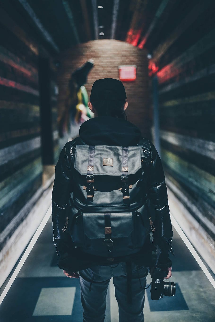 person carrying black leather backpack holding camera, shallow focus photography of person carrying backpack and DSLR camera HD wallpaper