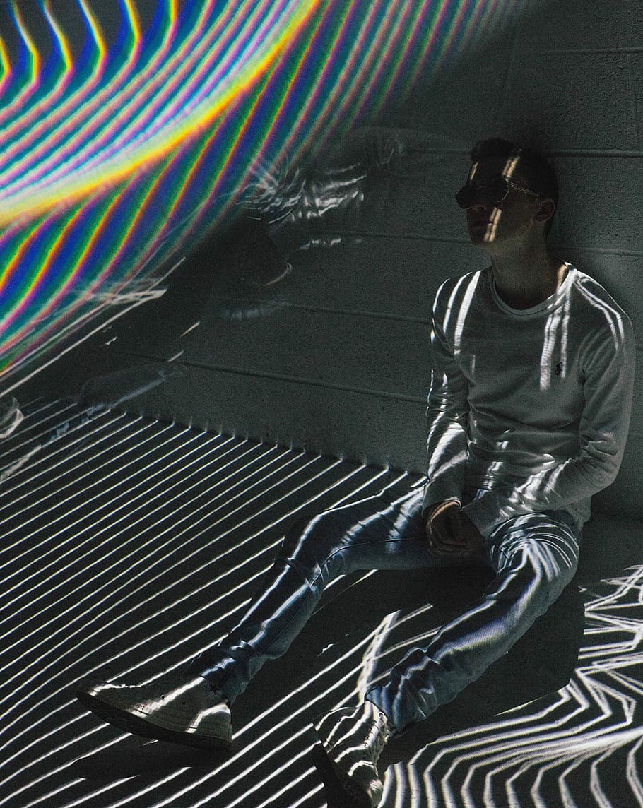 man sitting on ground, man sitting and leaning on wall, rainbow HD wallpaper