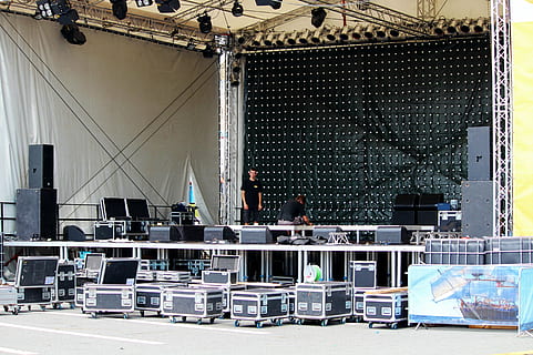 people setting up stage, stage construction, steel structure HD wallpaper