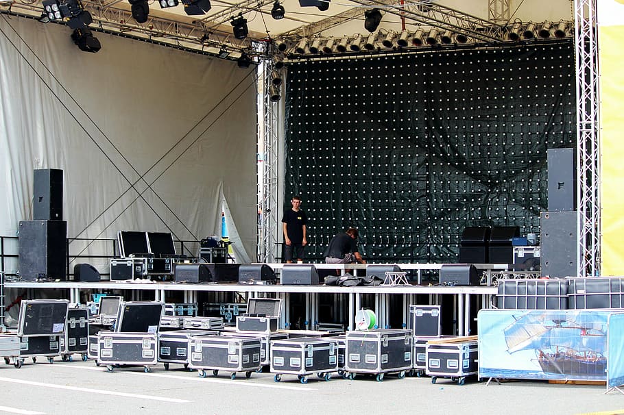 people setting up stage, stage construction, steel structure HD wallpaper