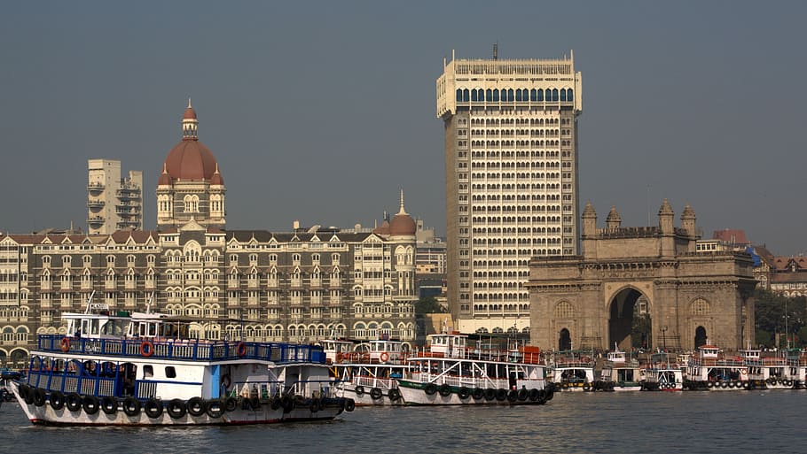 boats near concrete building under gray sky, Bombay, Mumbai, Gateway Of India, HD wallpaper
