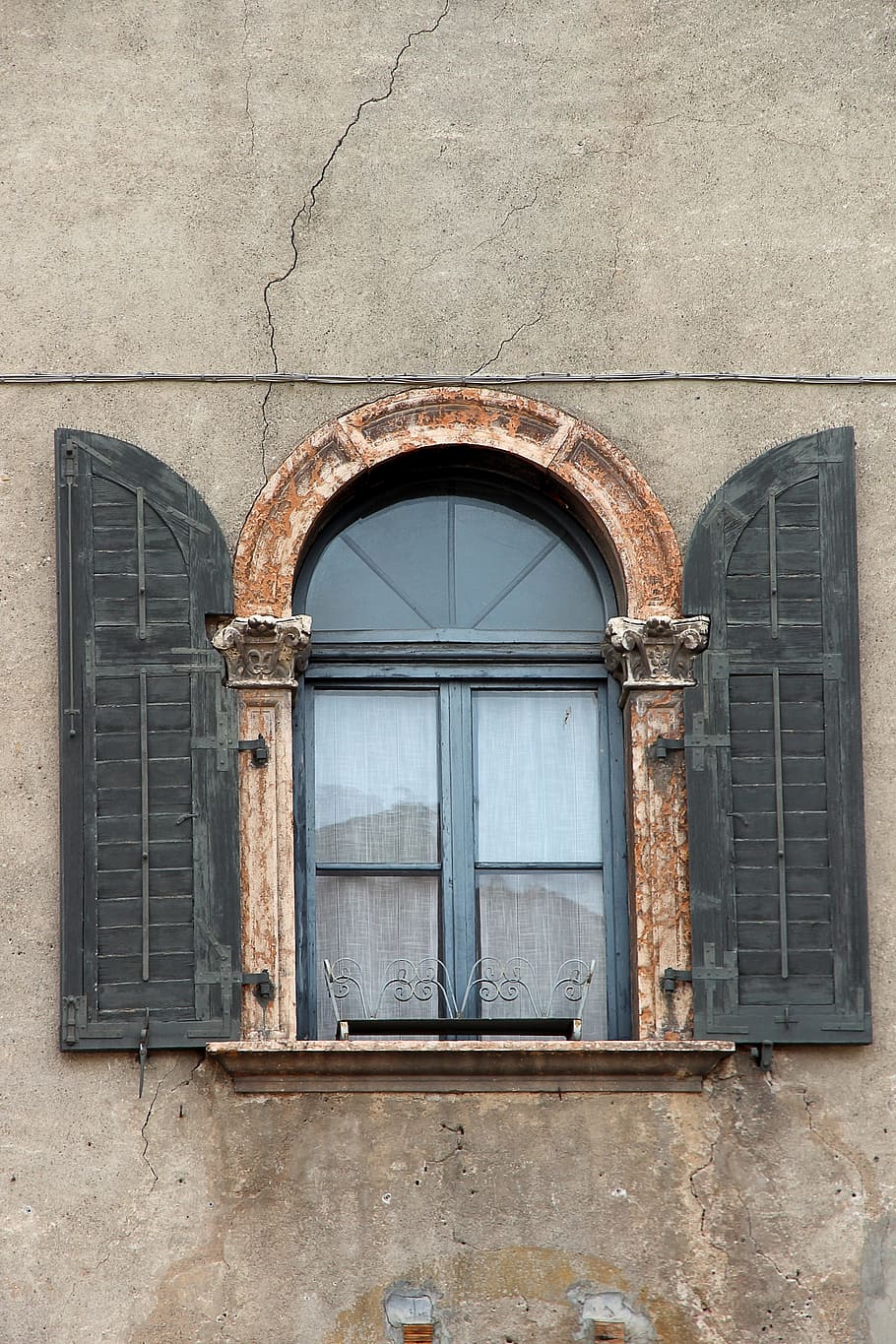 window, old, old window, facade, historically, weathered, wood HD wallpaper