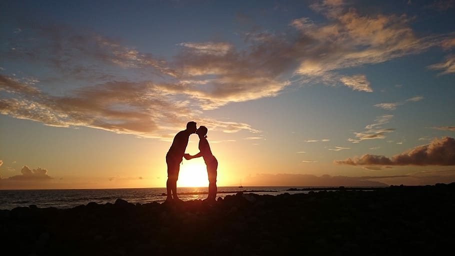 silhouette of man kissing woman on beach, sunset, sky, nature HD wallpaper