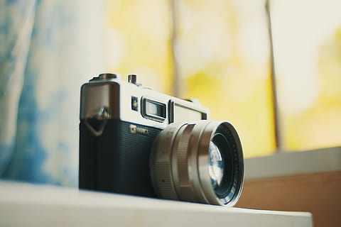selective focus photography of black and grey DSLR camera on table, SLR camera on top of wood HD wallpaper