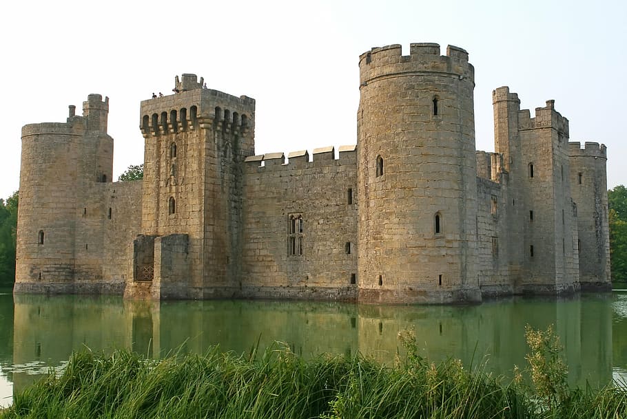 stone castle with water during daytime, battlements, blue, bodiam, HD wallpaper